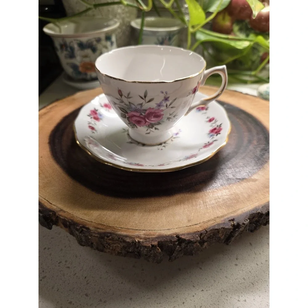 QUEEN ANNE Tea Cup and Saucer Pink Rose Gold Rim Bone China England‎ 8186